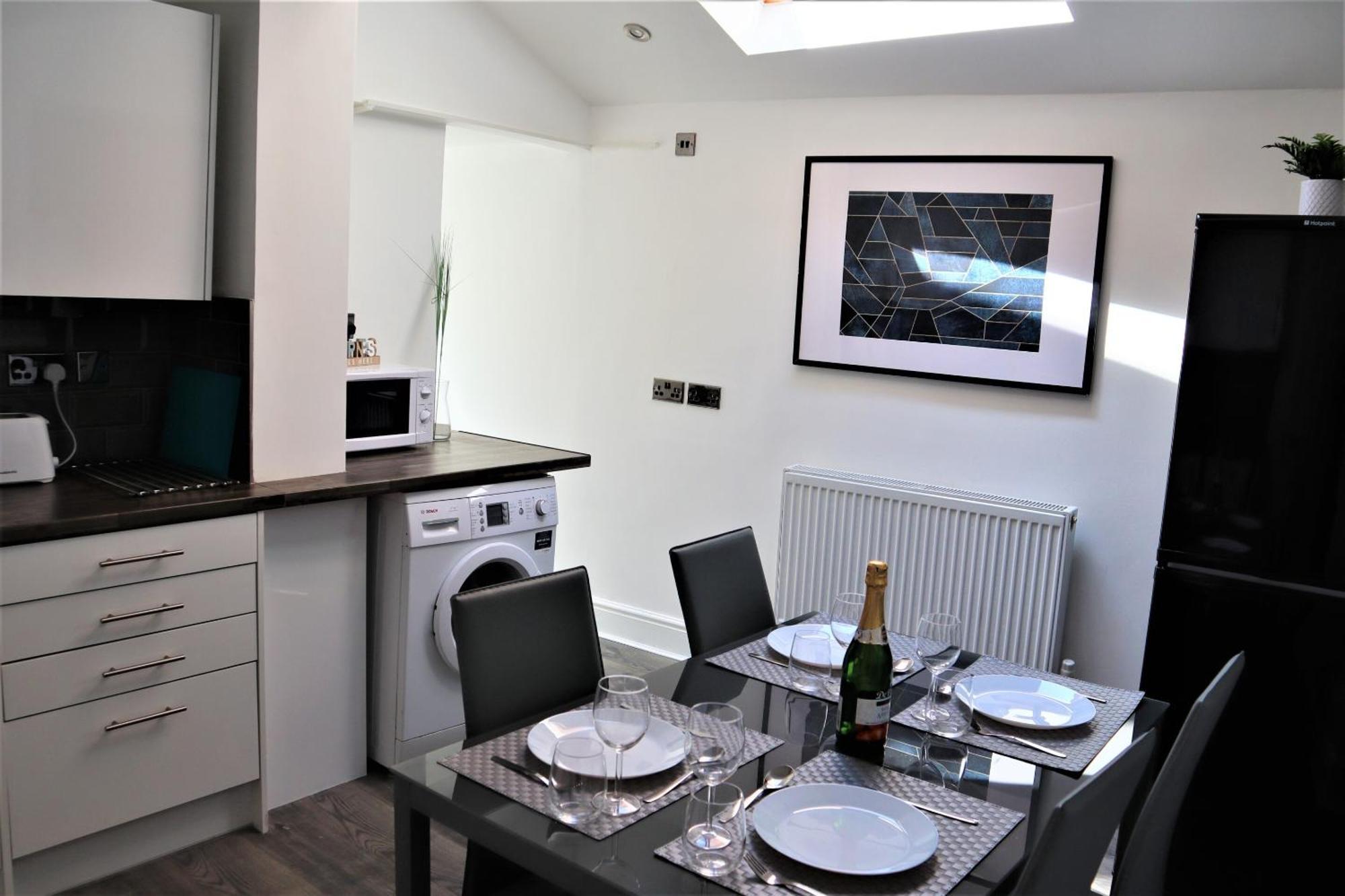 Victoria 4 Bedroom Serviced House Short Lets - Near Northampton Gen Hosp & Town Centre Bagian luar foto