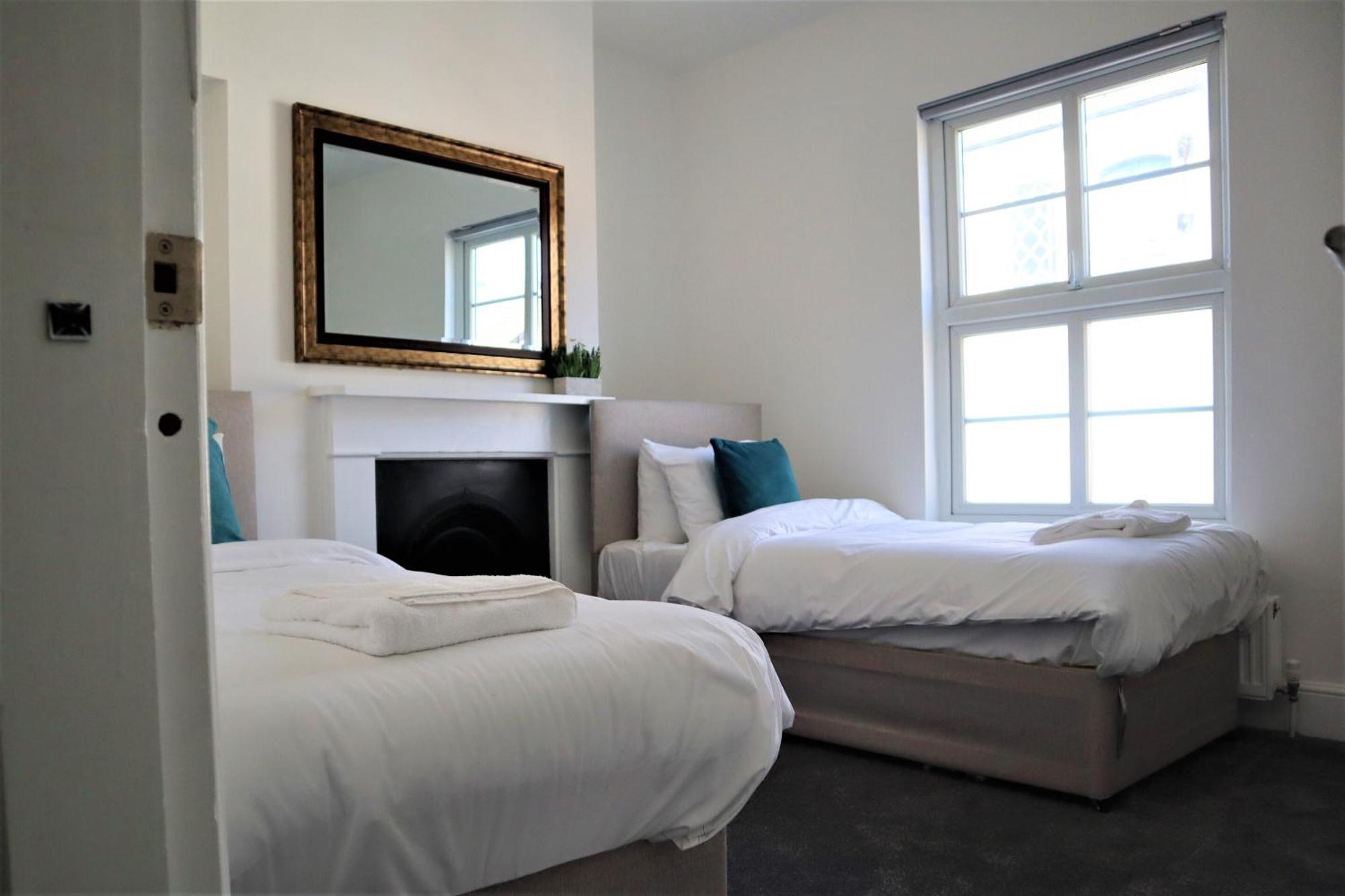 Victoria 4 Bedroom Serviced House Short Lets - Near Northampton Gen Hosp & Town Centre Bagian luar foto